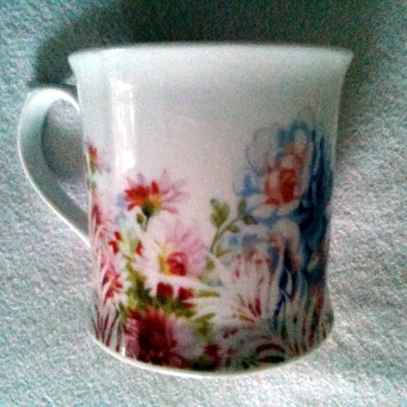 R Table by Rosanna, Set of 4 Cups, Floral Design - Picture 5 of 5